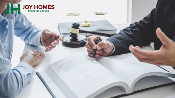 Luật sư tư vấn pháp lý đất dự án cho khách hàng xem xét hợp đồng góp vốn