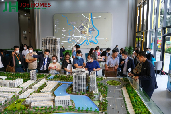 Nhà đầu tư xem xét bản đồ quy hoạch chi tiết