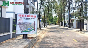 Một khu đất dự án đang san lấp với nhiều biển hiệu bán đất dự án cắt lỗ